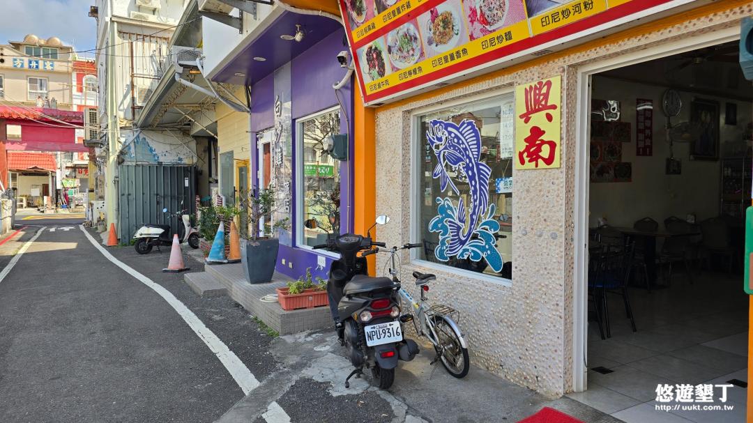 興南熱炒位於巷子內