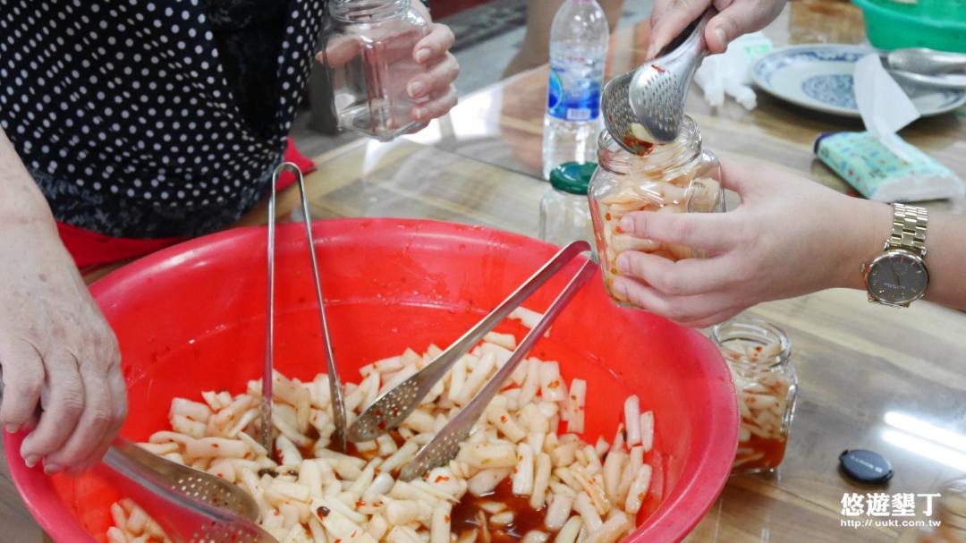 醃製蘿蔔後準備裝瓶
