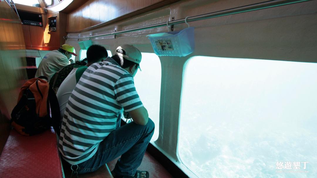 透過玻璃近距離觀賞海底世界