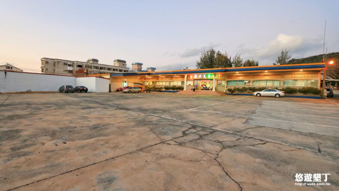 餐廳前大廣場及停車場(南灣店)