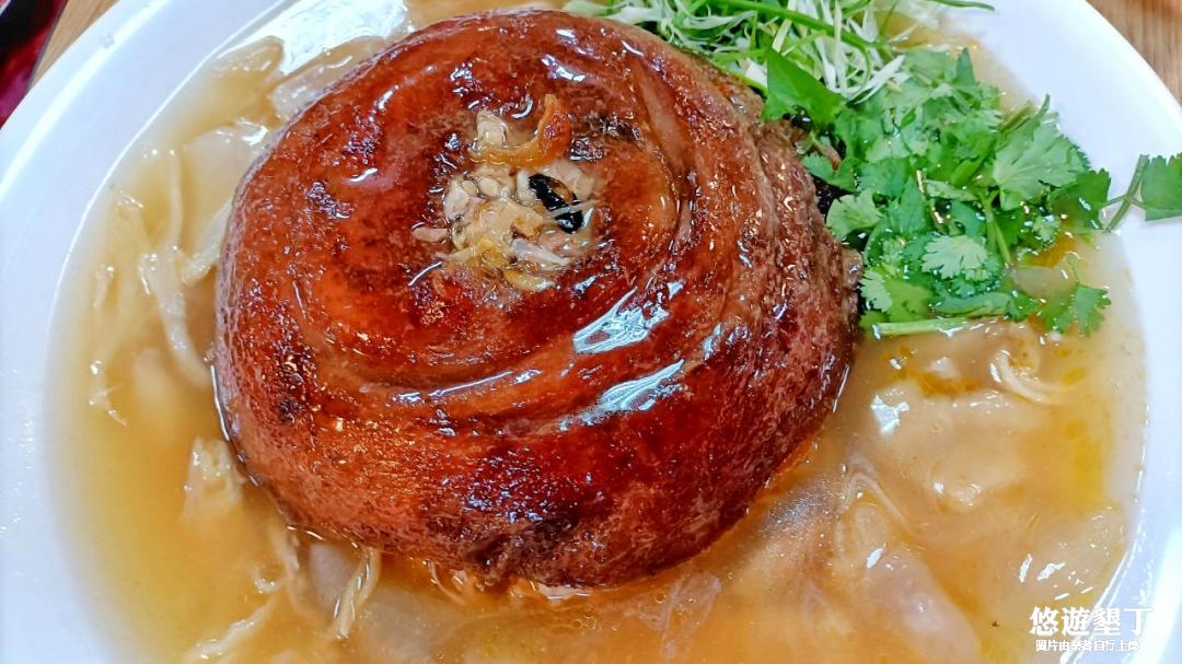 蹄膀+海鮮羹(跟市面上的筍干封肉不同,裡面包了料多實在的餡,豬肉表皮有先炸過,吃了不會很肥油)