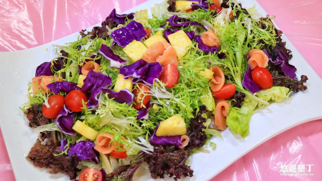 生菜鲑魚沙拉(沙拉醬是老闆娘私房特調的醬料,清爽好吃)其中有加來自金門的蘋果醋+橄欖油.....