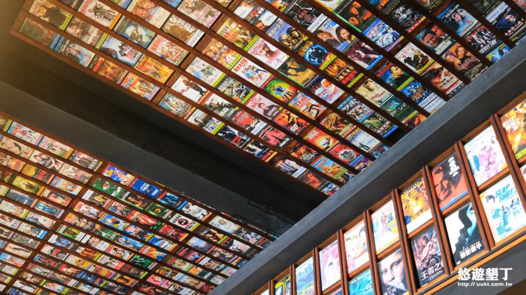 天花板擺滿了DVD
