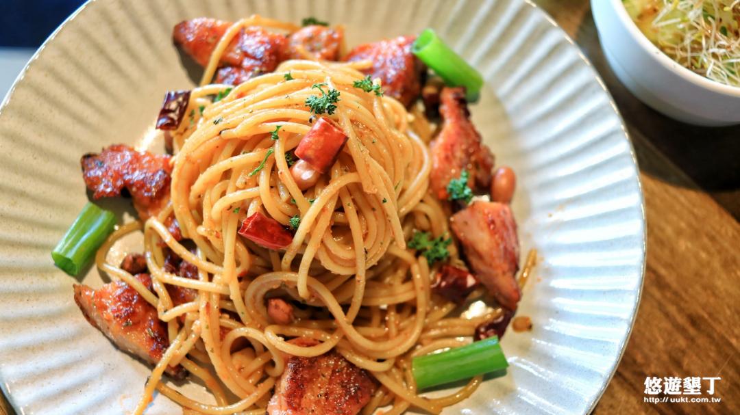 宮保椒麻雞腿排義大利麵