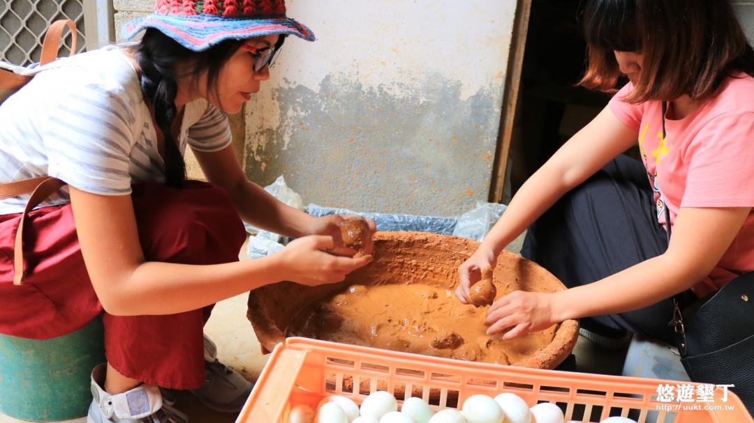 製作鴨蛋可以說是前有未有的實際體驗，每個步驟都讓大家親自參與，是個非常好玩的初體驗喔!(可預約)
