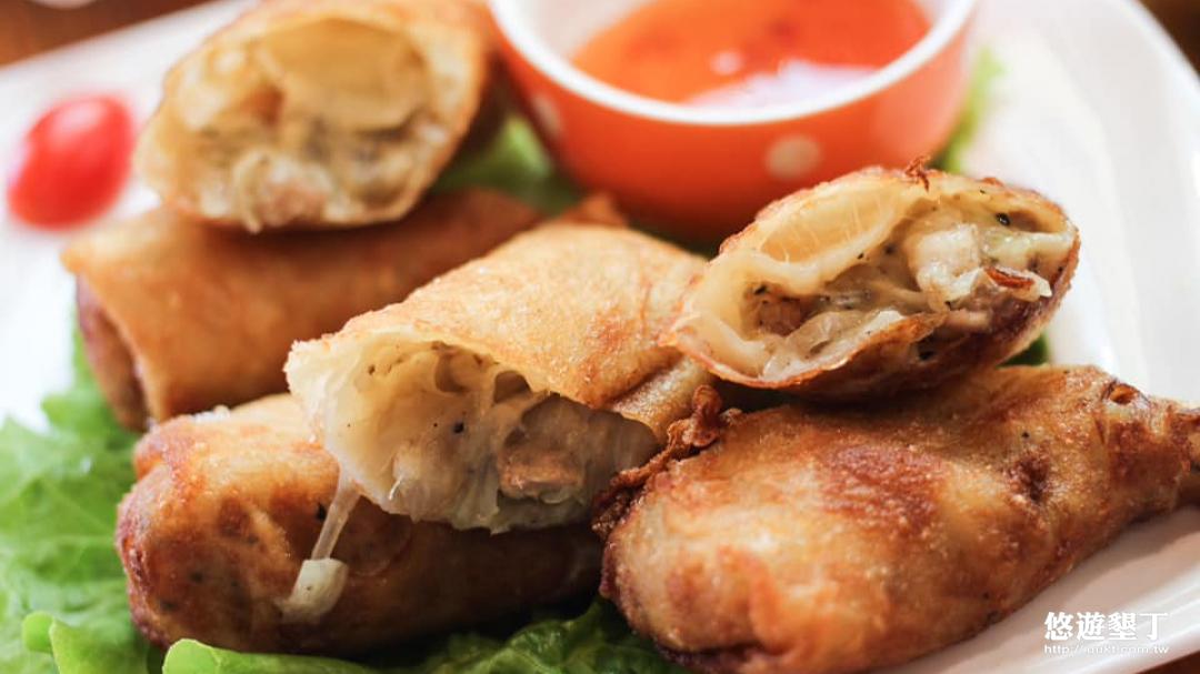 老闆娘的招牌拿手好菜-炸春捲,炸得酥香的春捲皮口感超棒,裡頭包的則是恆春洋蔥、香菇、蝦仁、肉絲,並用奶油與黑胡椒調味