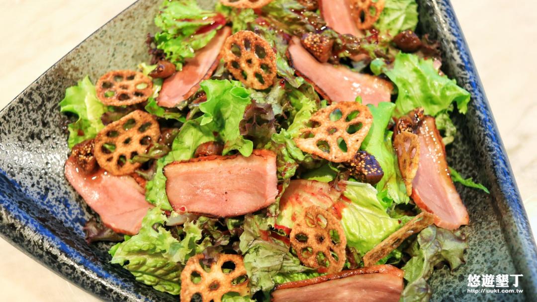 開胃前菜--洛神花沙拉附糖漬無花果煙燻鴨胸