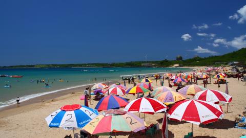 南灣海灘 墾丁旅遊景點介紹 戲水 入場免費 防曬 夜遊 必遊 衝浪 水上活動 需停車費