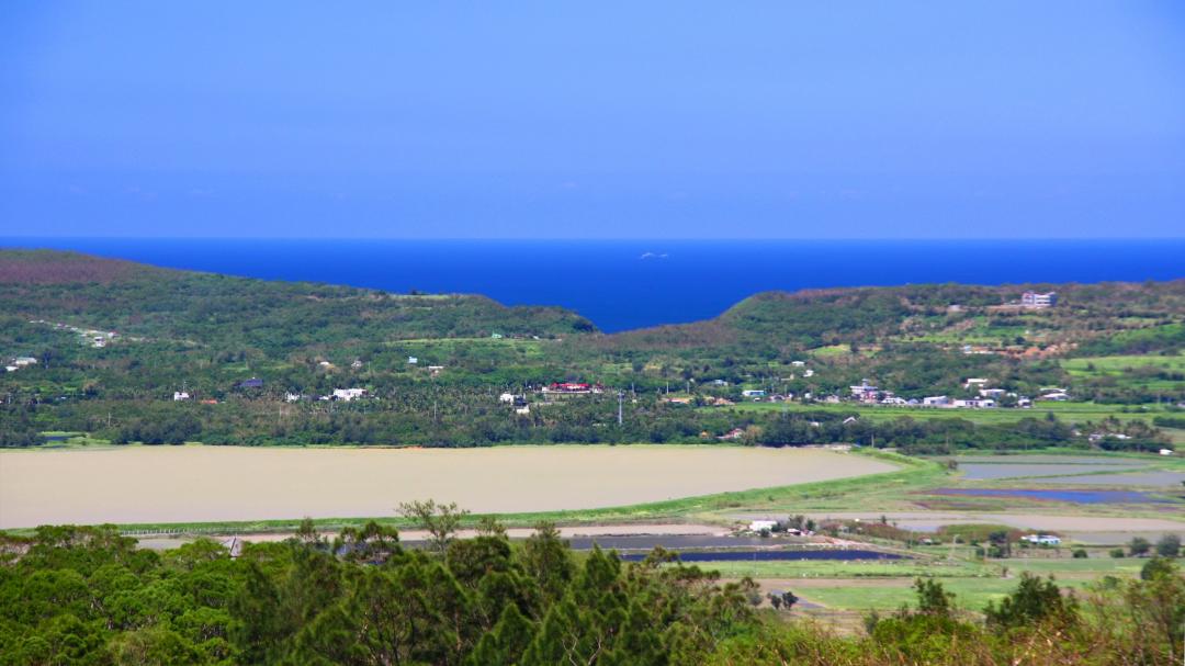 赤牛嶺居高臨下恆春鎮龍鑾潭風景