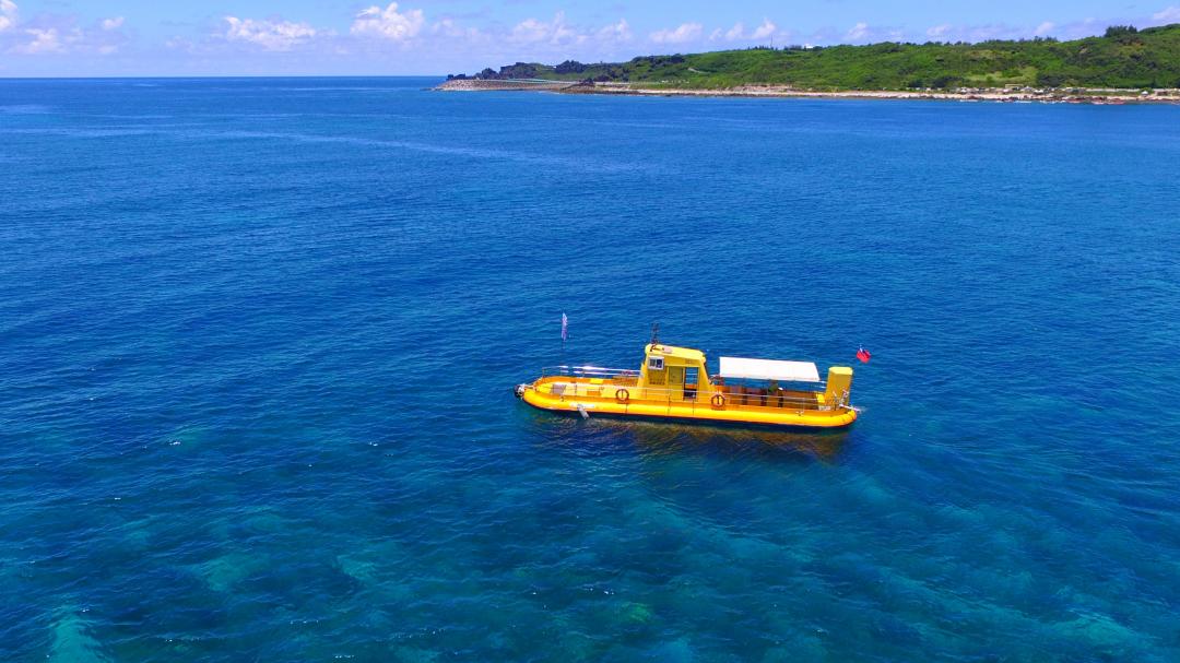 搭半潛艇觀賞保育區